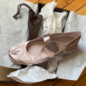 Nike Skims Women's Metallic Pink Rifts